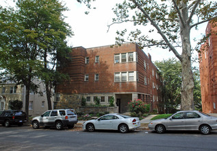 3925 Davis Pl NW in Washington, DC - Foto de edificio - Building Photo