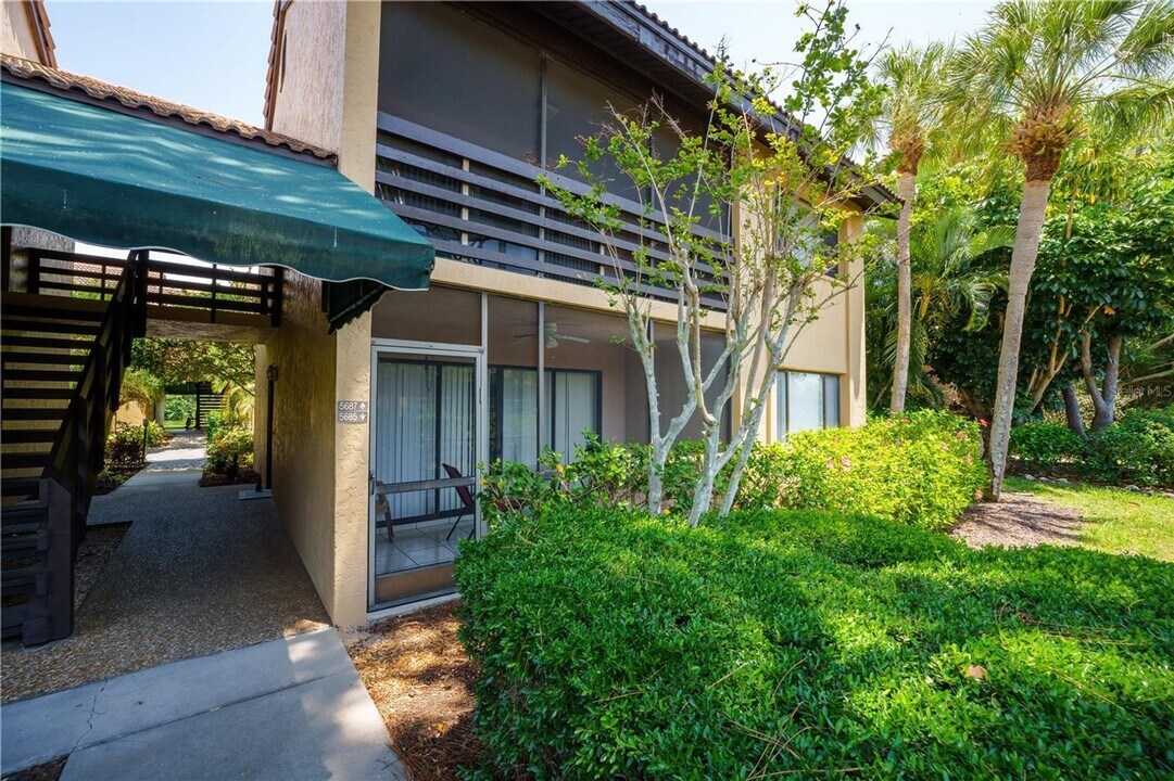 5685 Ashton Lake Dr in Sarasota, FL - Building Photo
