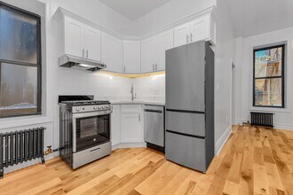 331 W 16th St in New York, NY - Building Photo - Building Photo