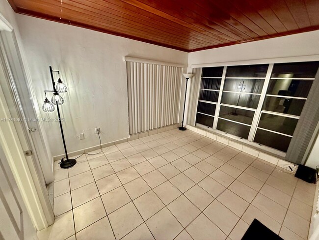 2101 SW 61st Ave in Miami, FL - Building Photo - Building Photo