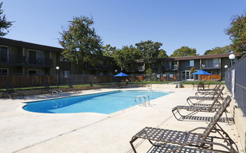 Bonnie Terrace Apartments in Sunnyvale, CA - Building Photo - Building Photo