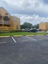 9701 Fontainebleau Blvd in Miami, FL - Foto de edificio - Building Photo