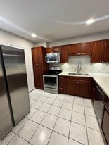 6061 N Falls Cir Dr in Lauderhill, FL - Building Photo - Building Photo