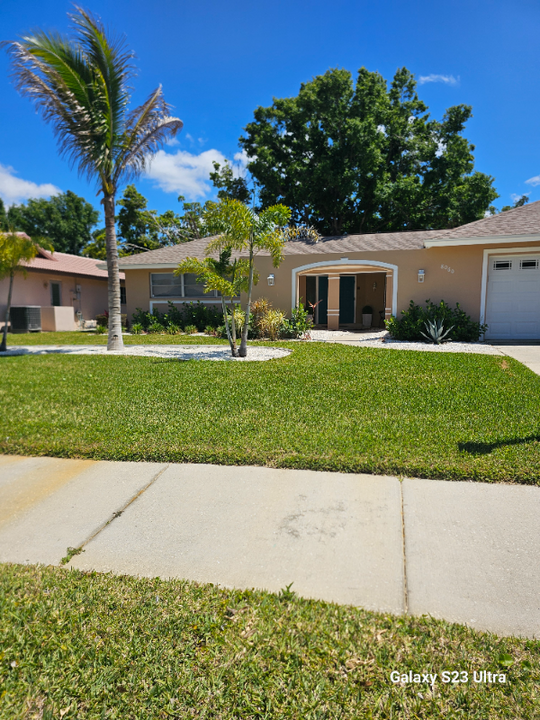 8060 Canterbury Cir in Seminole, FL - Building Photo