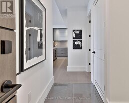 215 Lonsdale Rd in Toronto, ON - Building Photo