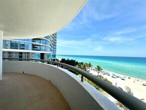 15645 Collins Ave in North Miami Beach, FL - Foto de edificio - Building Photo