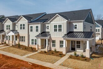 Marglyn Matthews in Matthews, NC - Foto de edificio - Building Photo