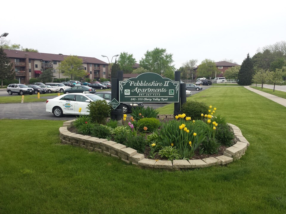 Pebbleshire Apartments in Vernon Hills, IL - Building Photo