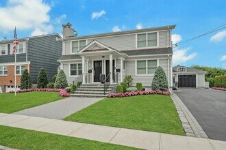 241 Gainsborg Ave E in Harrison, NY - Building Photo - Building Photo