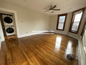 338 K St, Unit 1 in Boston, MA - Foto de edificio - Building Photo