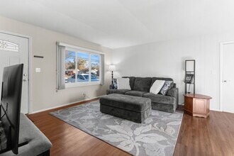 5011-5013 Three Oaks Rd in Crystal Lake, IL - Foto de edificio - Building Photo