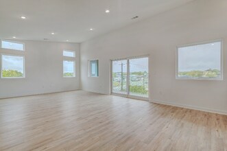100 Mockingbird Ln W in Austin, TX - Building Photo - Building Photo