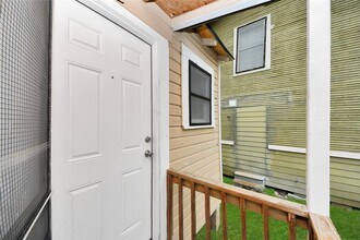 114 N St Charles St in Houston, TX - Building Photo - Building Photo