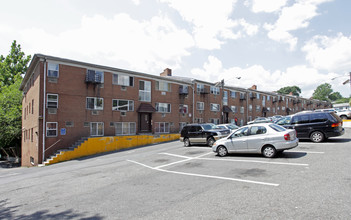 Stuyvesant Gardens in Irvington, NJ - Building Photo - Building Photo