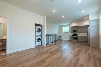 16753 Sherman Way in Van Nuys, CA - Foto de edificio - Building Photo