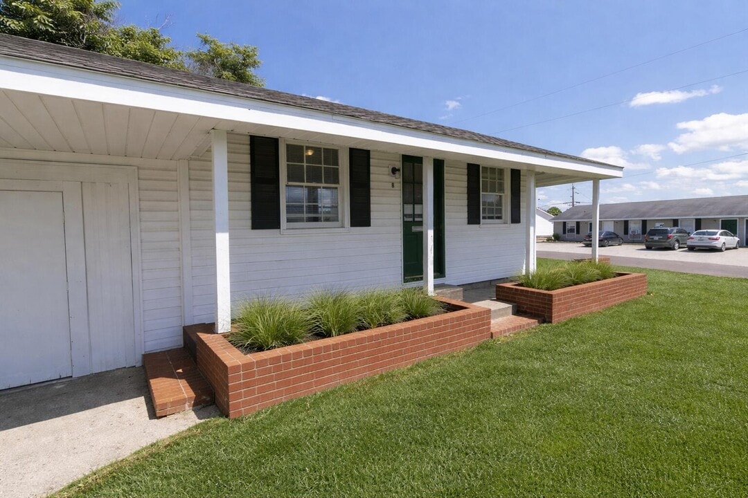 7460 N Wade School Rd in Columbia, MO - Building Photo