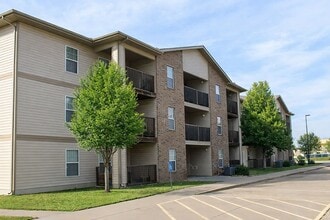 PORTER COMMONS in Hutchinson, KS - Foto de edificio - Building Photo