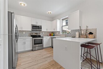 403 NE 212th St in North Miami Beach, FL - Building Photo - Building Photo