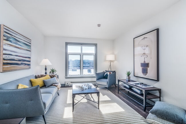 One Nineteen on Main in Naperville, IL - Foto de edificio - Building Photo