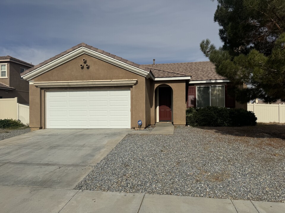 11778 Highgrove Ct in Adelanto, CA - Building Photo