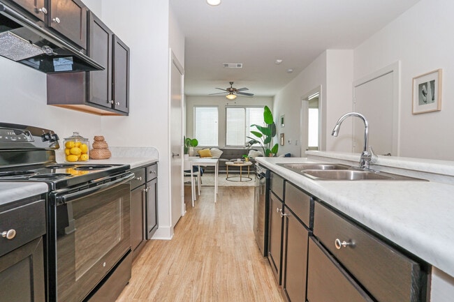 Museum Reach Lofts in San Antonio, TX - Foto de edificio - Building Photo