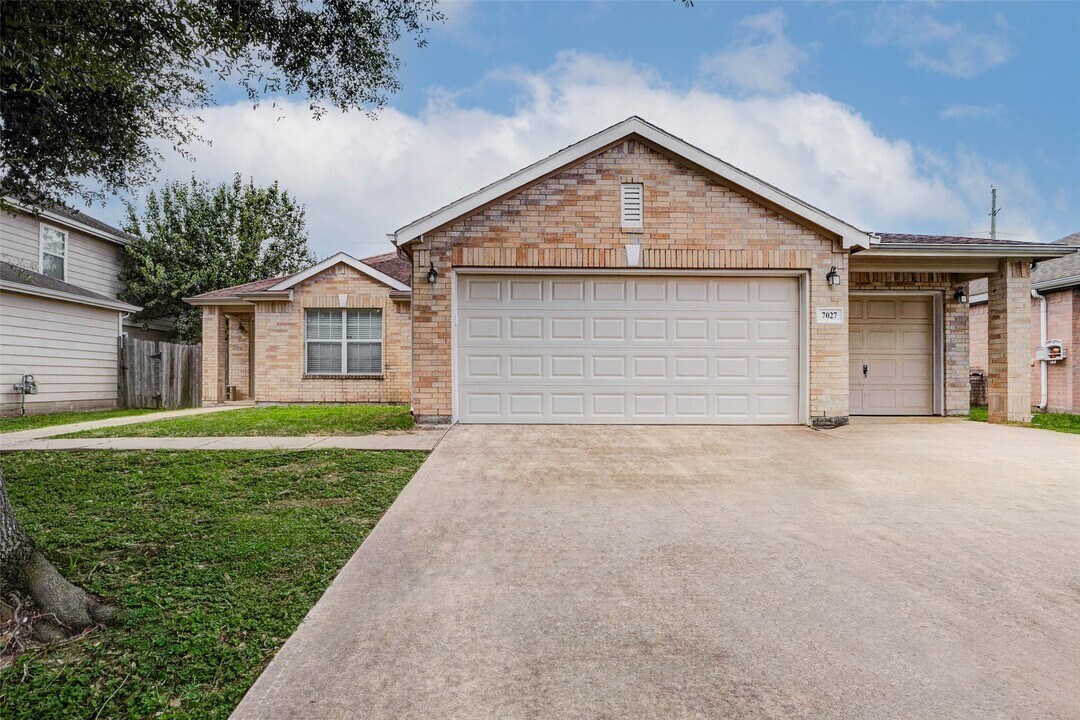 7027 Parkford Meadow Dr in Cypress, TX - Building Photo