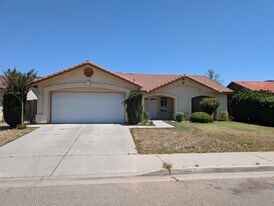 415 Santa Bonita St in Madera, CA - Building Photo