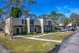 Grand Oaks Condominiums in Bradenton, FL - Building Photo - Building Photo