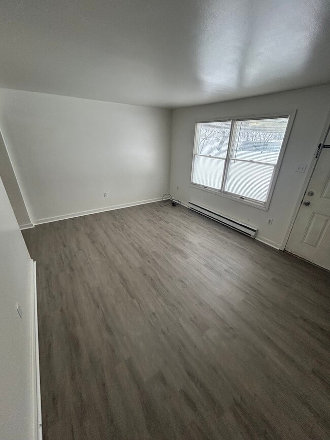 209 Endwell St, Unit Apt B in Johnson City, NY - Foto de edificio - Building Photo