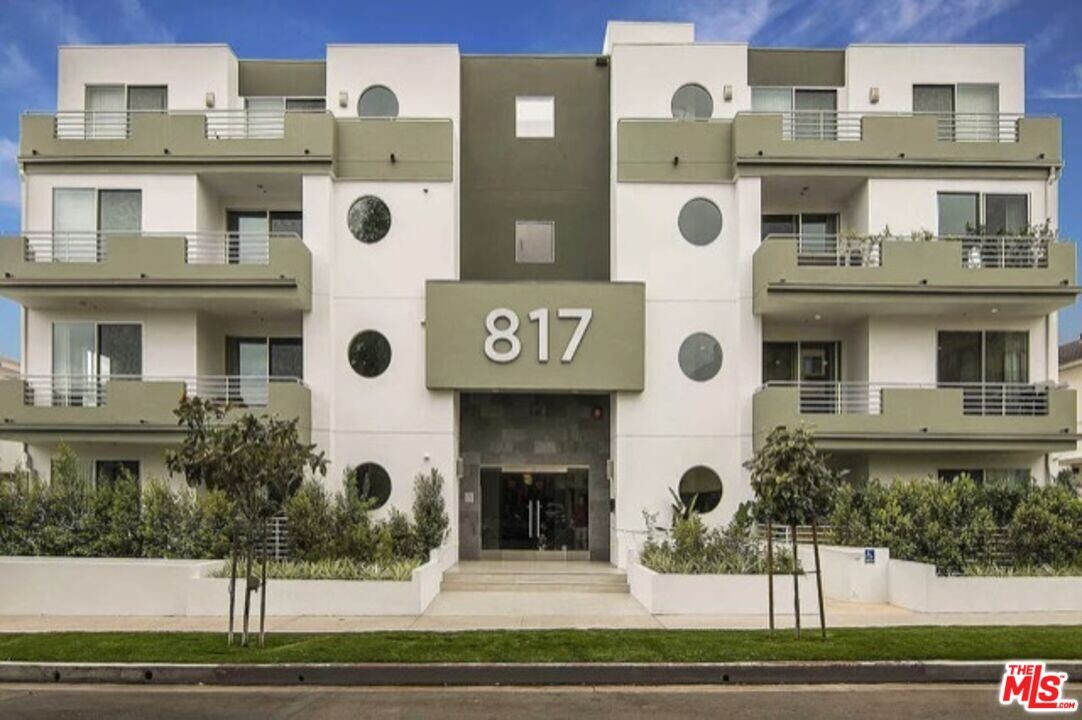 817 N Alfred St in Los Angeles, CA - Building Photo