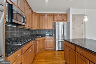 1515 Regent Manor Ct in Silver Spring, MD - Foto de edificio - Building Photo