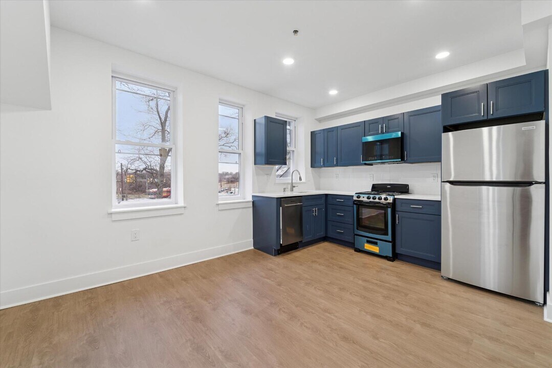 812 W Roosevelt Blvd in Philadelphia, PA - Building Photo