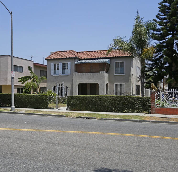 230 S Commonwealth Ave in Los Angeles, CA - Building Photo