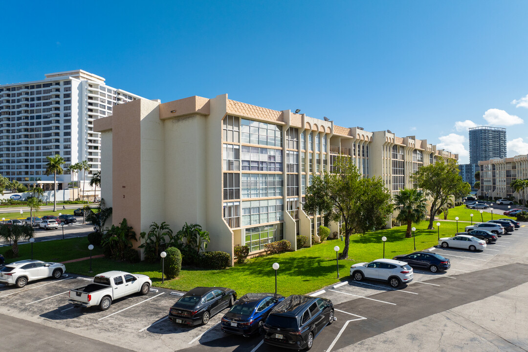 DeSoto Park in Hallandale Beach, FL - Building Photo