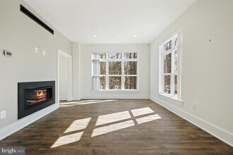 11300 Emerald Park Rd in Potomac, MD - Building Photo - Building Photo