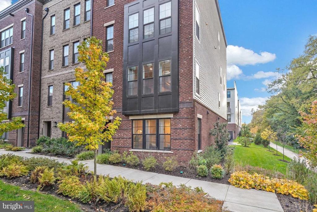 7436 Backett Wood Ter in McLean, VA - Building Photo