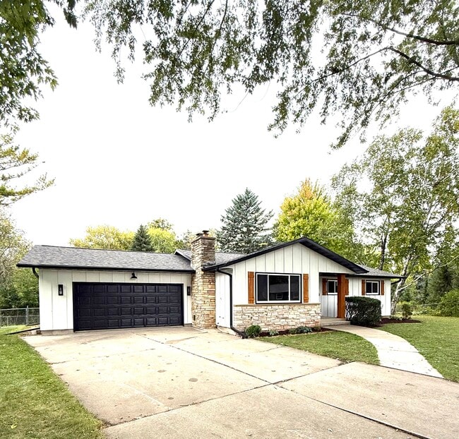 168 S Royal Ave in Fond du Lac, WI - Foto de edificio - Building Photo