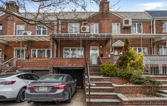 property at 95-25-95-67 67th Ave