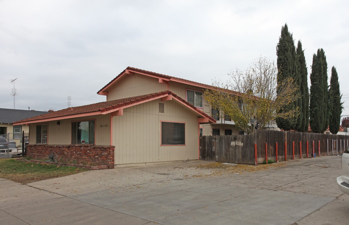 246 W 18th St in Merced, CA - Foto de edificio