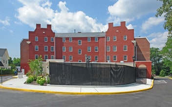 260 W Main St in Riverhead, NY - Building Photo - Building Photo