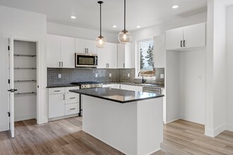 971 W Linda Ave in Sisters, OR - Foto de edificio - Building Photo