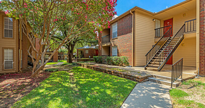 Parc Plaza Apartments in Euless, TX - Building Photo - Building Photo