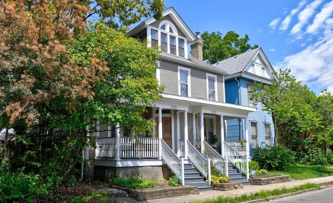 1050 Oak St, Unit 52 in Columbus, OH - Building Photo - Building Photo