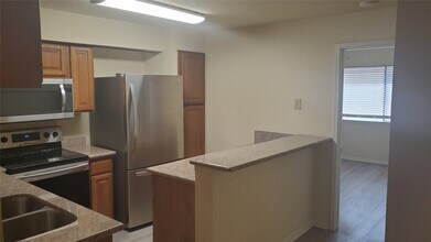 2425 Holly Hall St in Houston, TX - Foto de edificio - Building Photo