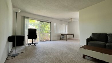1726 Midvale Ave in Los Angeles, CA - Foto de edificio - Building Photo