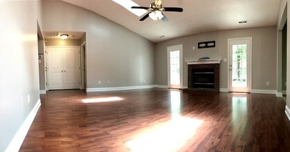 104 E Pebble Ct in Jacksonville, NC - Building Photo - Building Photo