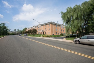 The Oaks - Senior 55 & Older in Warrenton, VA - Foto de edificio - Primary Photo