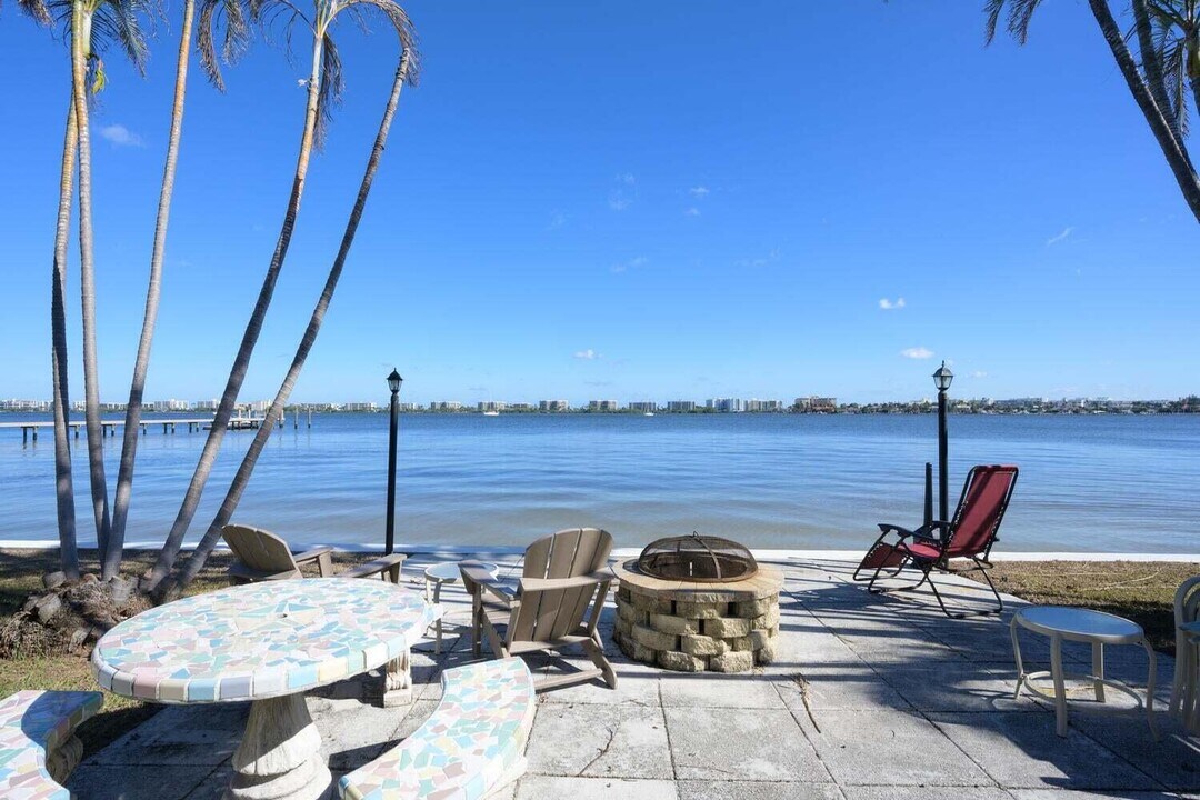 1430 S Lakeside Dr in Lake Worth Beach, FL - Building Photo
