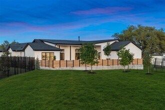 325 Stockman Dr in Dripping Springs, TX - Building Photo - Building Photo