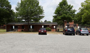 Cornwallis Road Apartments in Durham, NC - Foto de edificio - Building Photo